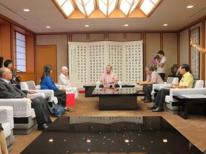 中琉文化經濟協會名譽理事長蔡雪泥(左3)率團拜會沖繩縣副知事安慶田光男(圖中央)