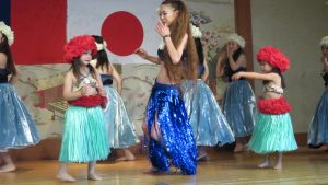 四歲小朋友表演夏威夷舞