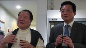 右 華緣會長賴浩生邀詹德薰擔任名譽會長