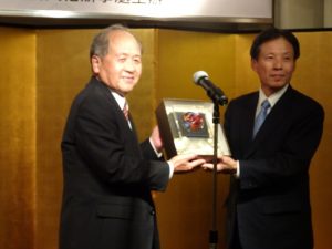 駐大阪辦事處處長陳訓養頒贈獎座予理事長羅辰雄,由理事長代行洪勝信代領。