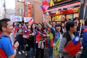 留學生隊伍相當有活力，配合隊伍指示高喊台灣加油，中華民國萬歲等口號