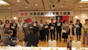 僑會幹部一起合唱花は咲く
