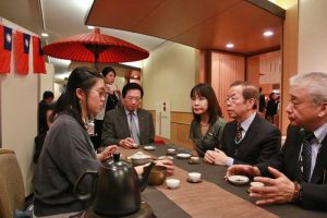 謝長廷等人特別在台灣茶藝攤位,品嘗道地台灣茶