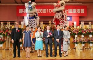 左起為駐橫濱辦事處處長粘信士伉儷、駐日代表謝長廷伉儷與橫濱華僑總會會長羅鴻健伉儷,登台與舞獅合影
