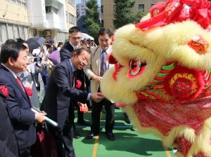 東京中華學校的舞獅隊現場表演,和來賓互動