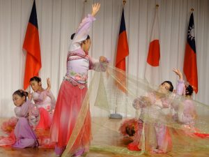 大阪中華学校生徒による華麗な民族舞踊