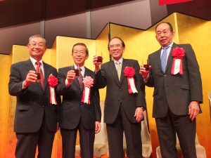 左から日本中華聯合総会の毛利友次会長、台北駐日経済文化代表処の謝長廷代表、日本交流協会の大橋光夫会長、東亜経済人会議の槍田松瑩・日本委員会委員長