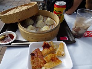 台灣美食、小籠包、豆花、蘿蔔糕、蘋果西打也不能少。