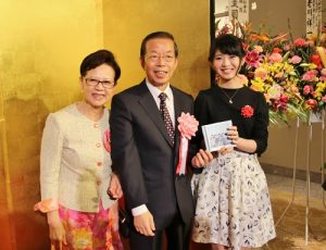 日本偶像團體ＡＫＢ４８台灣團員馬嘉伶（右）出席國慶酒會，和駐日代表謝長廷伉儷合影，成為晚會的亮點