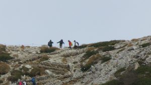 登山客一早就爬上山脊陵線