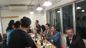 喝紅酒吃羊肉 氣氛熱絡