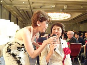 旅日歌手侯麗文與到場嘉賓互動、炒熱氣氛