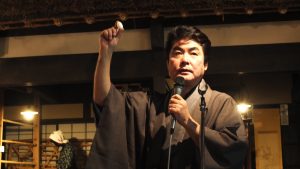 東京農業大學教授長島孝行在演講中說明絲的用途
