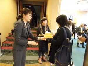 台灣觀光局大阪事務所準備紀念品給所有到場觀賞的民眾