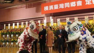 台上長官發給獅子紅包