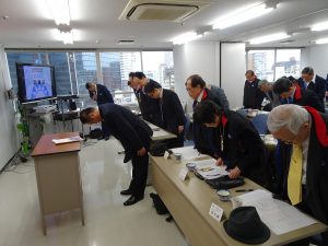 主席大阪直屬支部中央評議委員李忠儒帶領全體向國父遺像、國旗、黨旗行三鞠躬禮