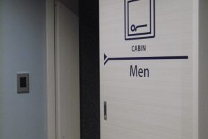 客室需用卡片鎖出入