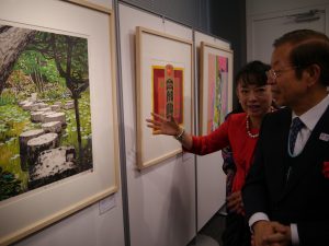 身兼歌手與版畫家的翁倩玉向駐日代表謝長廷介紹自己的作品