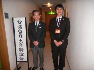 湯澤町觀光協會專務理事上村信男(左)及助手諸田祐介(右)