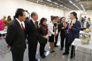 橫濱辦事處處長粘信士夫婦和京濱地區僑領聽取工作人員解說。