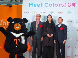 台北駐日経済文化代表処の謝長廷大使(右q)と観光局国際組の林坤源組長(左2)及び観光局スーパーミッション隊のオーベア(左1)と長澤まさみさん(右2)