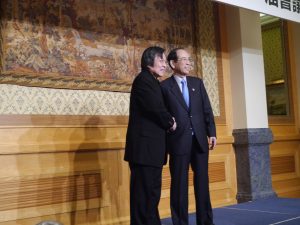 亞東關係協會會長邱義仁(左)和日本交流協會會長大橋光夫(右)握手致意
