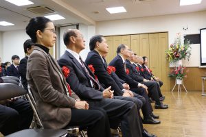 台下來賓認真聽著學生的演講
