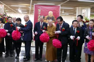 開幕典禮中由橫濱辦事處處長粘信士(右5)和多位僑領一起擔任剪綵嘉賓。