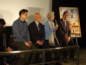 左起導演黃銘正、灣生冨永勝、家倉多惠子、 松本洽盛問候觀眾