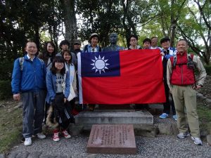 在大倉山公園國父銅像前合影