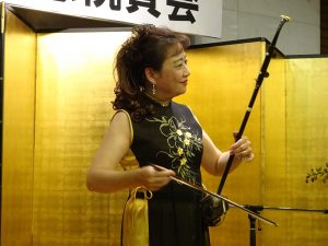 吹田日台友好協會副理事長、二胡演奏家魏麗玲以琴音為成立周年大會祝賀