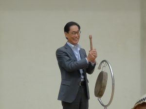 2014年10月4日理事長羅辰雄為大阪中華學校第一屆文化季敲鑼開幕