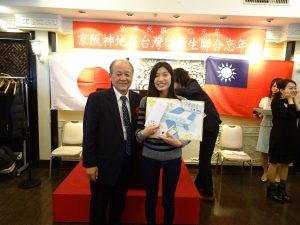 大阪中華總會會長洪勝信捐贈多張機票、愛護留學生的心始終如一。