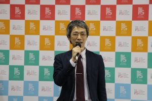 交流協會總務部長柿澤未知希望和台灣留學生加強溝通