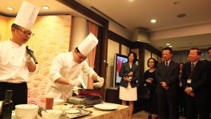 有名台湾料理店「海南鶏飯」のシェフによるハタを使用した料理実演の様子