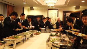 試食会では12種のハタ料理が並んだ