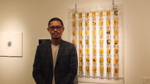 曽霆羽さんと作品「核廃棄物桶」