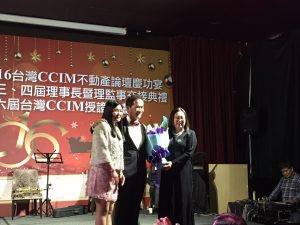 CCIM会長黃鵬䛥（中）へ花束の贈呈