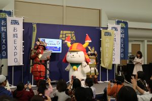 吉祥物受到觀眾熱烈歡迎(圖中為滋賀縣彥根城的吉祥物彥根喵)