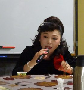 名譽會長謝美香說明應邀擔任講師舉辦「台灣文化及中文教學講座」