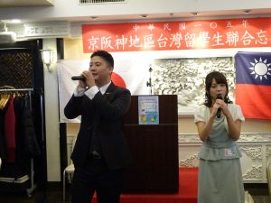 留學生許少峰(左)帶動全場演唱「島嶼天光」
