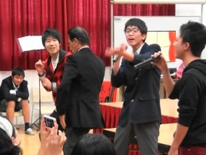 2013年12月大阪中華學校學藝會,羅辰雄應邀與學生一同熱舞,平易近人的身影令人印象深刻