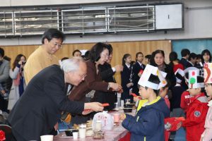 駐日代表處副代表郭仲熙發紅包給小朋友