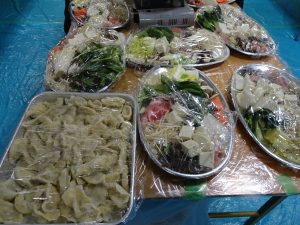 志工花費半天以上準備豐盛的火鍋料及水餃