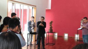 台灣雕塑家余連春(中)向在場來賓解說作品創作歷程