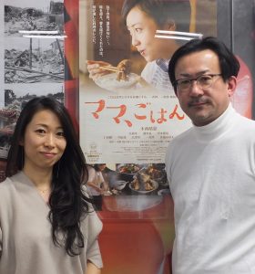 ポスターの前で記念撮影する一青妙さん(左)・白羽弥仁監督(右)