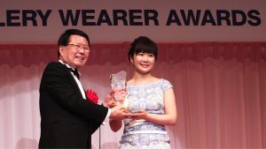 トロフィーを受け取る福原選手