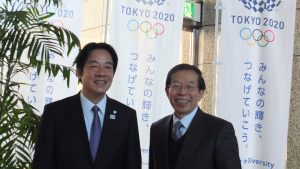 駐日代表謝長廷(右)陪同台南市長賴清德拜訪東京都知事與東京都議會