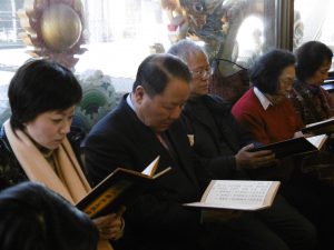 詹董事長及信徒們虔誠誦經