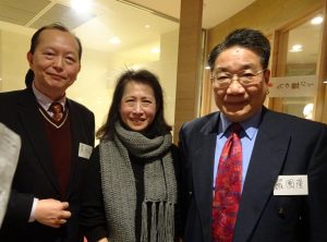 左起駐大阪辦事處僑務組長黃水益、關西生命線代表梁碧玉、駐大阪辦事處文教秘書羅國隆